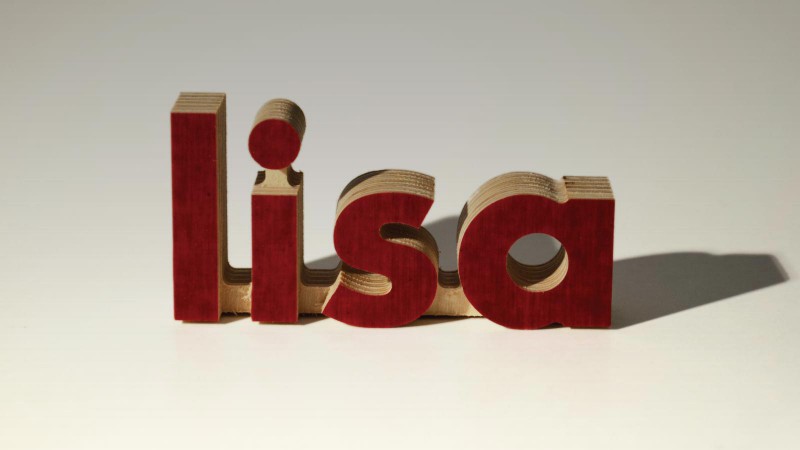 Holzschilder wie diese 3D Wörter werden aus starkem Sperrholz mit einer farbigen Kunststoff-Beschichtung hergestellt.