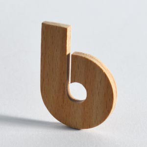 3D-Schriftzüge können aus allen Buchstaben des Alphabets gemacht werden. Buchensperrholz kann außerdem bemalt werden.