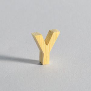 Natürlicher Bambus macht diese 3D-Buchstaben wunderschön. Bambus ist nachhaltig, haltbar, stark und schön.